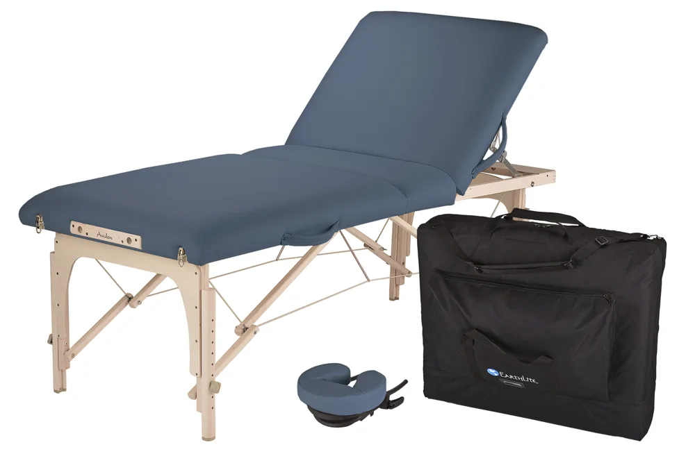 Earthlite Avalon XD Tilt — blauwe bank met verhoogde rugsectie en tas